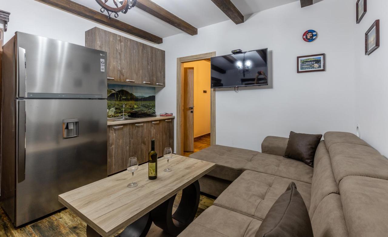 Luxury House Lotos Apartamento Golubovci Exterior foto