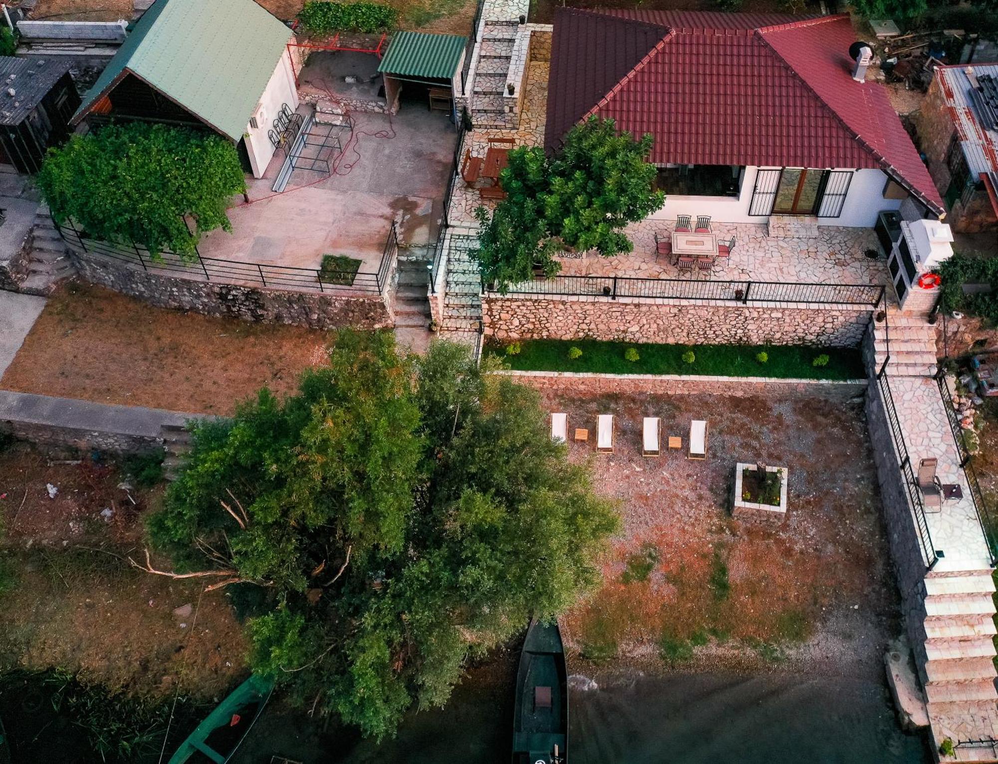Luxury House Lotos Apartamento Golubovci Exterior foto